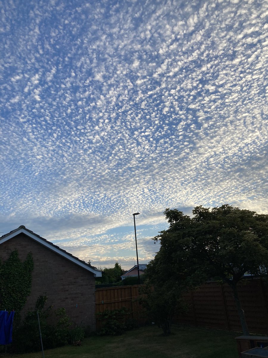 Charlie270774's tweet photo. @UKWX_ What are these clouds called? https://t.co/ohCLcRm1zI