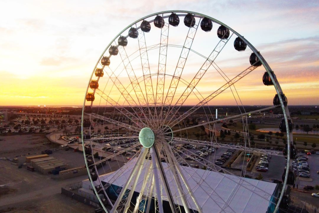 VisitTheColony's tweet photo. They say what goes around comes around. You might as well have a pretty view along the way. Go for a ride on the Grandscape Wheel and see the City by the Lake from a new perspective.
#ferriswheel #Grandscape #views #TheColony #Texas #VisitTheColonyTX #DFW https://t.co/dlwBGqNaTF