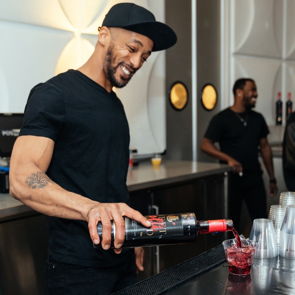 LoganSqArtsFest's tweet photo. Meet Lolli at the bar for a sweet summer drink ✨🍷
.
.
.
#BottledBrilliance #lsaf #chicago #artsfestival https://t.co/9ZbnZ1OCTq