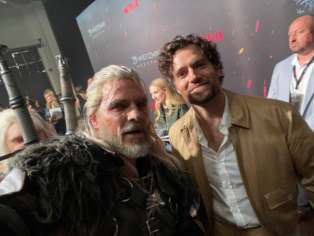 Geralt cosplay’ini en iyi yapanlardan biri olan Maul Cosplay, Henry Cavill ile fotoğraf paylaştı.