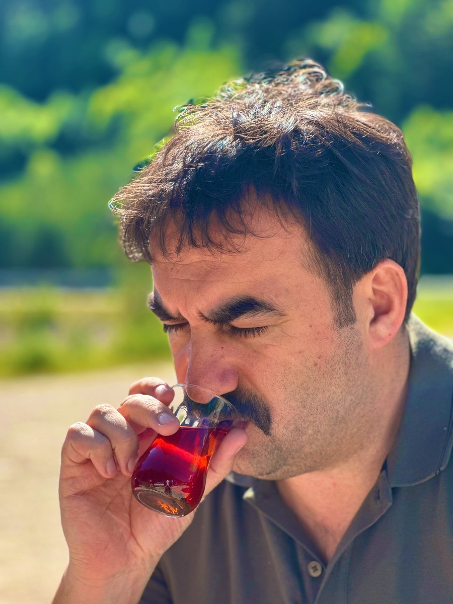 Ne kadar kibirli dursa da bardağın önünde eğilir çaydanlık.
Öyleyse bu büyüklenme niye?
Bu kibir, bu gurur niçin?
Mütevazı ol, hatta bir adım bile geçme gurur kapısından.
Bardağı insan bunun için öper daima alnından..

| Erkin Vahidov