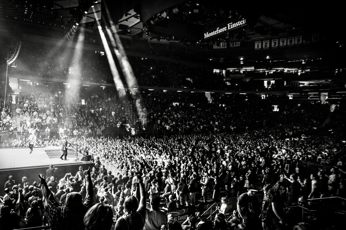 TheOfficialA7X's tweet photo. Thank you all for an unforgettable Sold Out night at MSG. We Love You, NYC. 🖤

Camden, NJ - we head to you next in a few weeks. Get tickets for the #LifeIsButADream… Tour now at https://t.co/rUvqKwsF4e. 

📷: David Zeck, @Steph_Augello https://t.co/WUJAZgfUBd