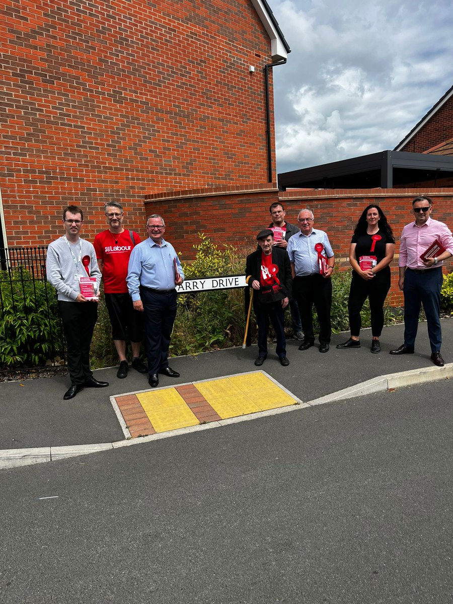 Excellent response today on the #LabourDoorstep in Oakley! 🌹✊