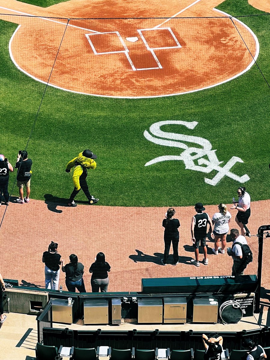 First <a href="/Southpaw/">Southpaw</a> sighting of the game 😍💚👀