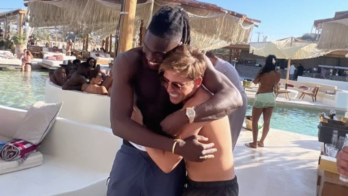 Lil Kleine en Ajacied Bassey vermaken zich samen op Mykonos vandaaginside.nl/nieuws/lil-kle… #vandaaginside