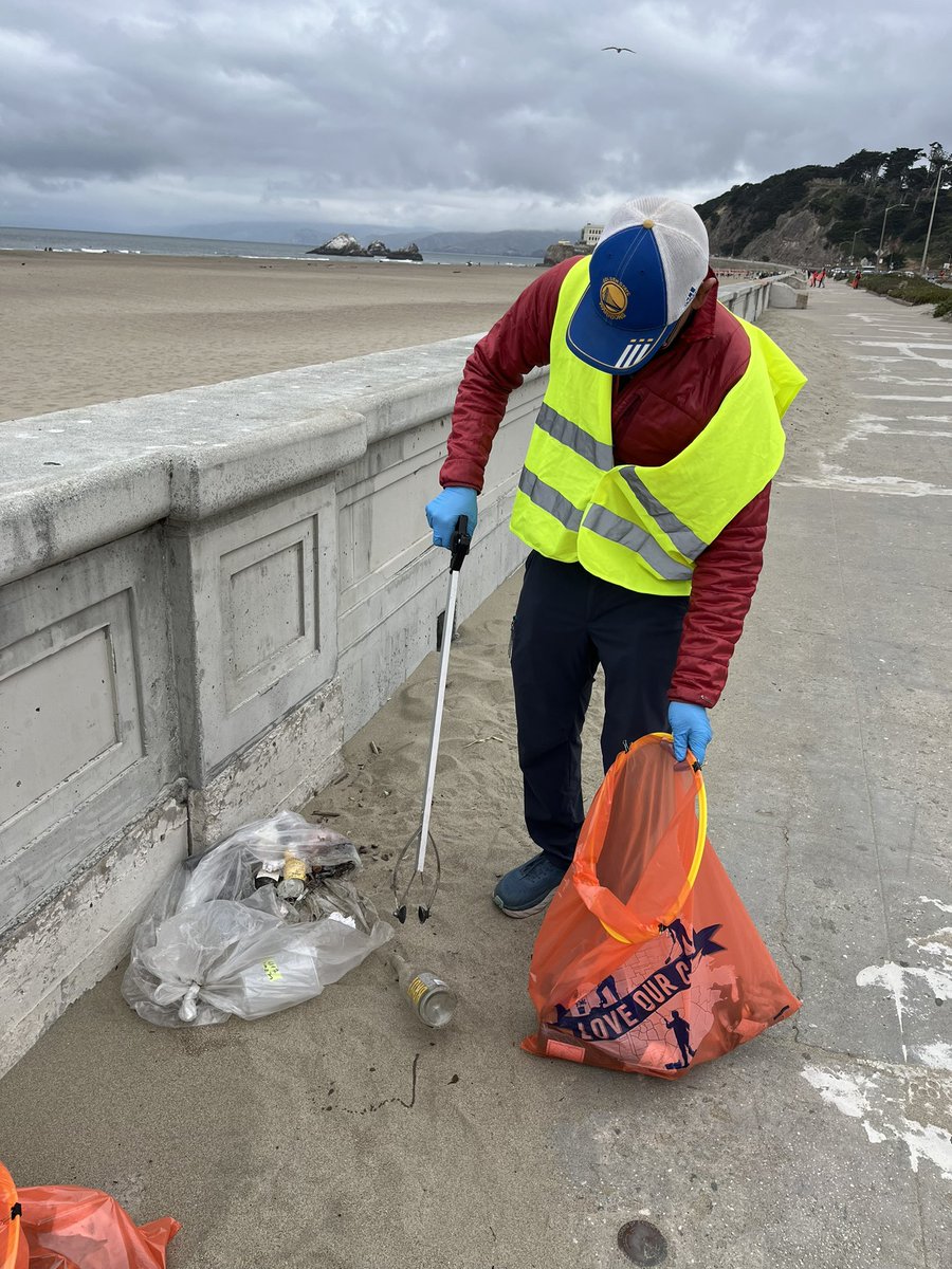 uniteddemclubsf's tweet photo. Another Saturday another installment of #KeepOceanBeachClean led by our president @Bobakkabob37 and co-hosted by a wonderful set of organizations including: @oceanbeachcafe @RefuseRefuseSF and @WeAreTogetherSF https://t.co/Iu4qHxs1mc