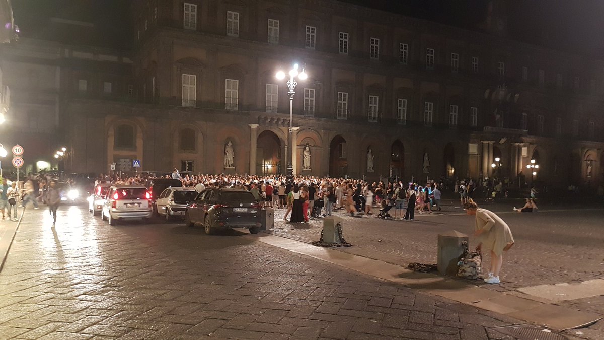BorbonicaNapoli's tweet photo. Finalmente #PiazzadelPlebiscito che vive.
Qst artista sono 2 ore che sta cantando.
Facciamo vivere qst piazza.
Solo un inetto e privo di sentimenti la può lasciare buia e morta.
@ComuneNapoli @GaeManfredi
#ArtistadiStrada https://t.co/GqHIlXhJVU