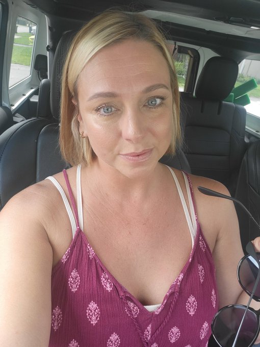 Summer is here, and I'm enjoying this beautiful day🌴🌞 https://t.co/klmWWcHZ5x