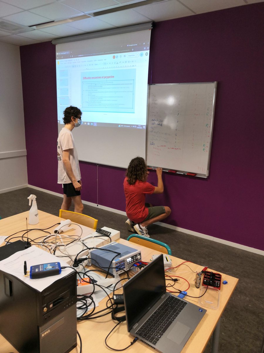 Ruben et Simon en plein travail lors de la mise en situation professionnelle de fin d'année.
Sur la table leur prototype permettant de tester la securité d'un réseau sans fil dédié à l'internet des objets.