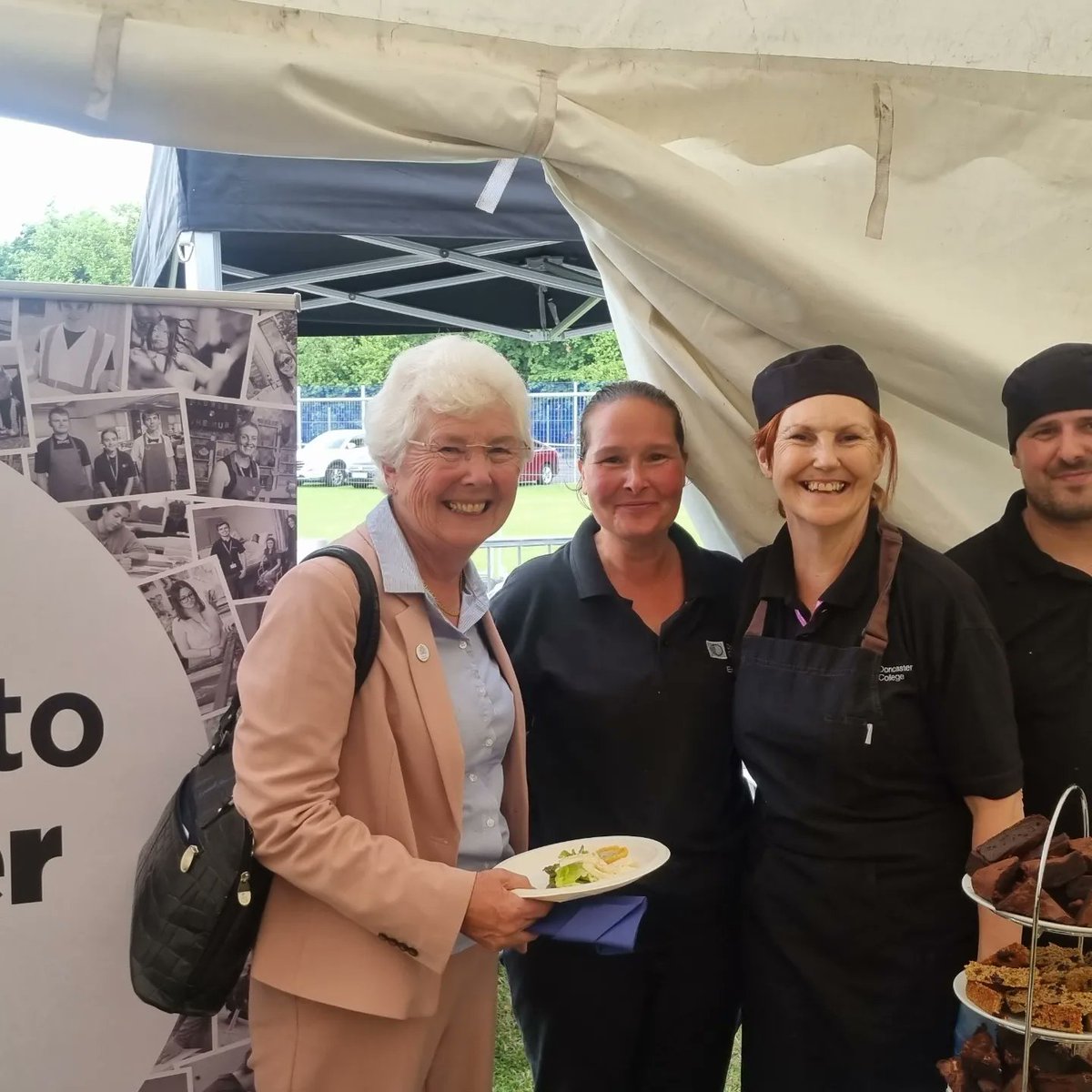 LisaPyott1's tweet image. Fabulous day for Doncaster's Armed Forces Day. Outstanding work from an amazing team on and off site. Our @DonnyCollege students and staff did a brilliant job. A privilege to be part of this wonderful event in our City. @MyDoncaster @ColdstreamGds @ColdstreamBand  @MayorRos