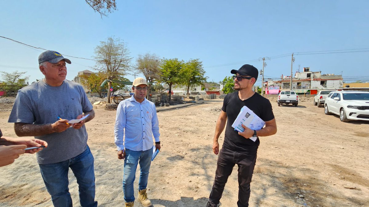 SEDATU_mx's tweet photo. Con el Programa de #MejoramientoUrbano construimos un Centro de Desarrollo Comunitario en la colonia Benito Juárez de Mazatlán, #Sinaloa.

El secretario @MeyerFalcon recorrió la obra que tendrá espacios culturales, deportivos y oficinas de servicios municipales.

#MazatlánLate❤️ https://t.co/e319D7mqih