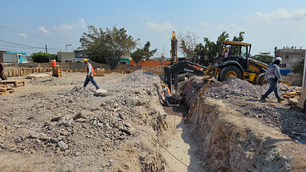Con el Programa de #MejoramientoUrbano construimos un Centro de Desarrollo Comunitario en la colonia Benito Juárez de Mazatlán, #Sinaloa.

El secretario <a href="/MeyerFalcon/">Román Meyer Falcón</a> recorrió la obra que tendrá espacios culturales, deportivos y oficinas de servicios municipales.

#MazatlánLate❤️