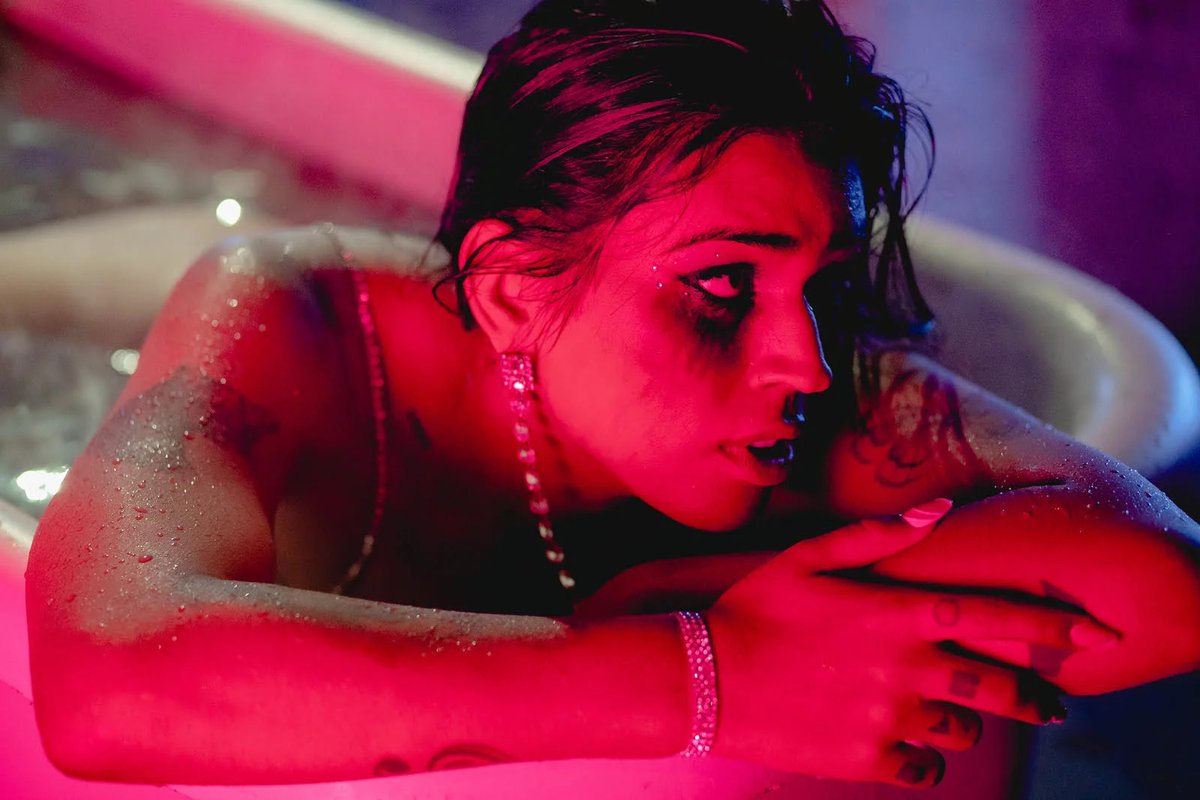 ZonaSuburbana's tweet photo. @boombeatoficial narra sua metamorfose travesti em “Borboleta”, com clipe de Ricardo Souza
#Rap #HipHop #Boombeat #Borboleta
🔽Matéria completa acesse🔽
https://t.co/xAZuTDlz0A https://t.co/tDHmxSIU3Z