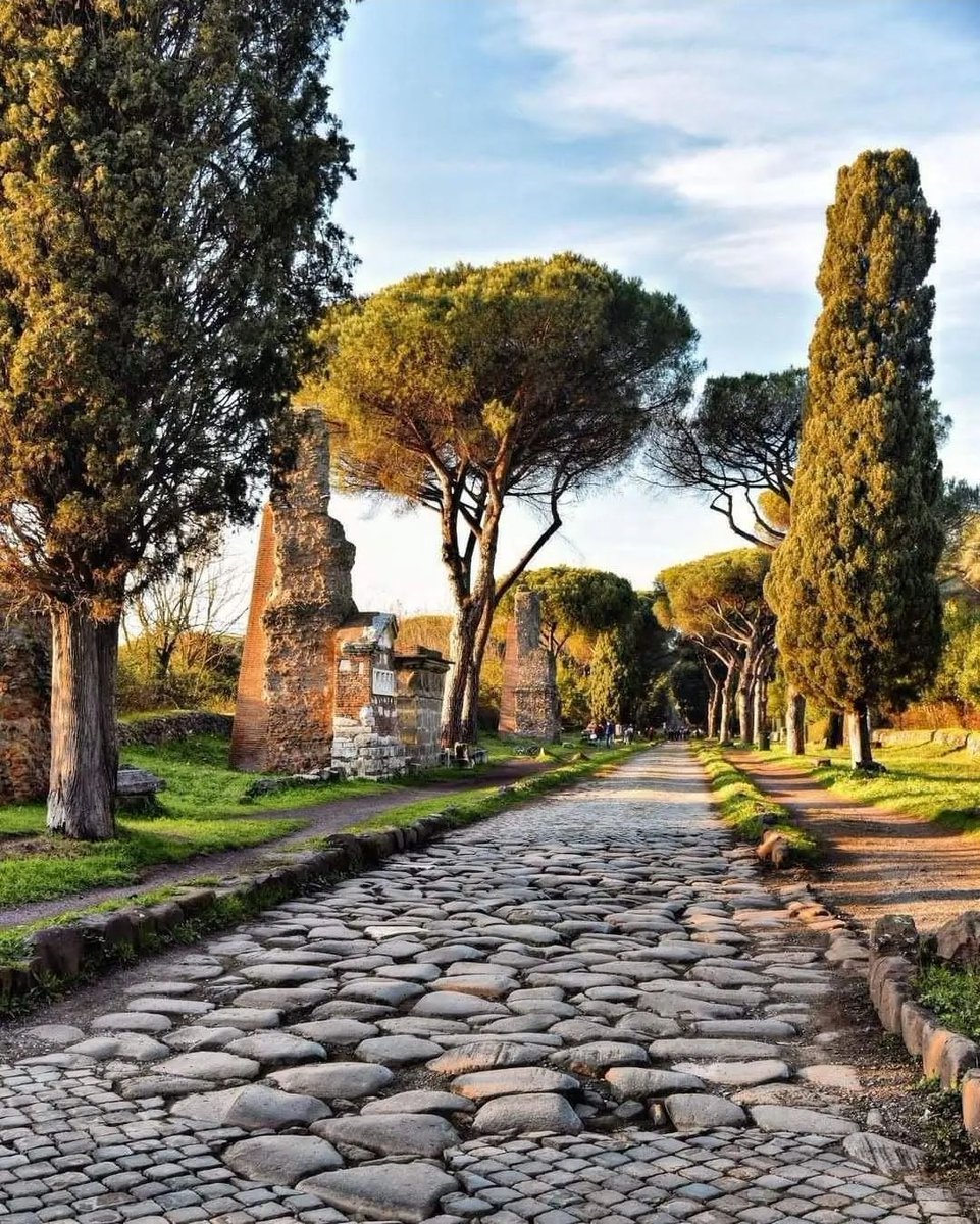 Günümüzde ünlü Via Appia (Appian Yolu), Roma, İtalya

Appian Yolu, MÖ 312 yılında Romalı yüksek bir memur ('censor') olan Appius Claudius'un yapımına önderlik ettiği 660 km uzunluğundaki Romalıların yaptığı yol.

Yol Roma'dan İtalya'nın batı kıyısı boyunca güneye uzanmakta sonra…
