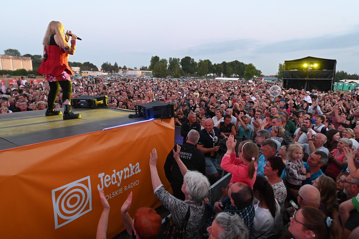 RadiowaJedynka's tweet photo. 🔸 Maryla #Rodowicz - #LatoZRadiem - Poddębice❗️
🔊 Słuchajcie nas na antenie i przez player: https://t.co/lqI15GYC1L https://t.co/yArRINBMdI