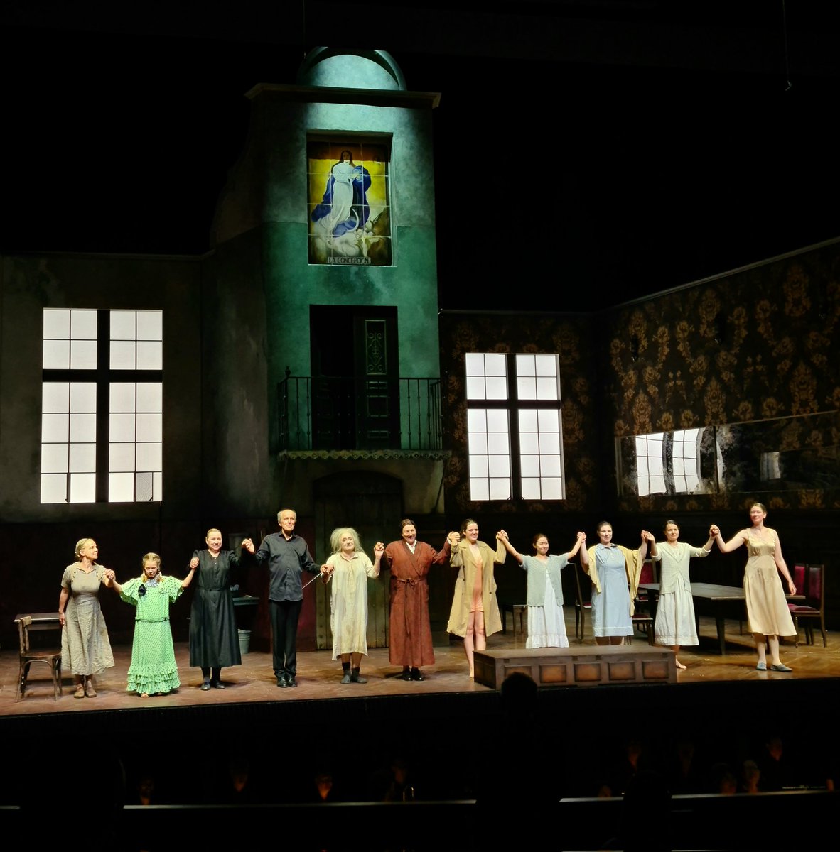 Opernjunkie's tweet photo. "Siehst du die Stille? In jedem Zimmer ein Gewitter!"
Standing Ovations zur Dernière von Aribert #Reimann|s psychodelischen #BernardaAlbasHaus, welche brutal kongenial von Dietrich #Hilsdorf auf die Bühne gebracht wurde! #CurtainCall #MusiktheaterImRevier
https://t.co/doPJaOlWt8 https://t.co/3Eg0JBeIXw