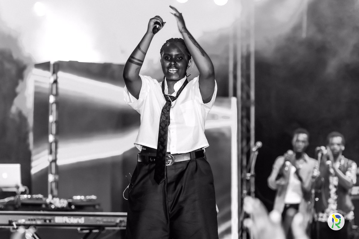 Inyarwandacom's tweet photo. AMAFOTO: Mu mpuzankano z’Abanyeshuri, Umuhanzikazi @arielwayz yasusurukije imbaga y’abitabiriye igitaramo @Friendsofamstel cyabereye muri @bkarenarw Parking Lot.
#inyarwandanews #inyarwanda #nonehoevents #inyarwandatrends #FriendsOfAmstelFest https://t.co/xcnFQ6Y4Kn