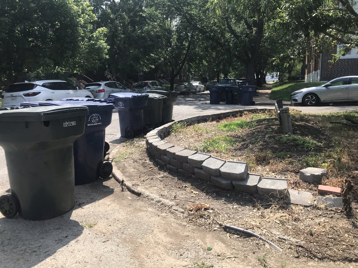localstlfan's tweet photo. @stlcsb roll carts are still in the streets at Cleveland and Cleveland Place. https://t.co/Xmt4uuwY1N