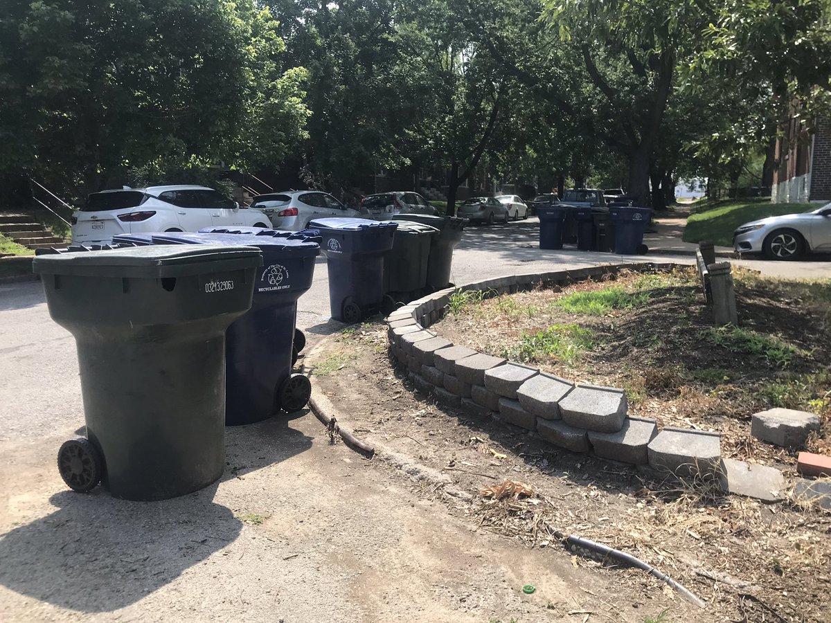 localstlfan's tweet photo. @stlcsb roll carts are still in the streets at Cleveland and Cleveland Place. https://t.co/Xmt4uuwY1N