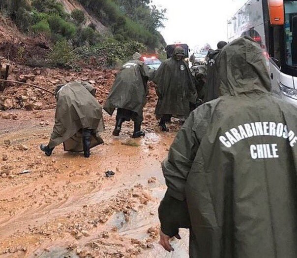 Favor si tienen fotos de indultados, primeras líneas y/o beneficiados de pensiones de gracia en labores de búsqueda, rescate y despeje de caminos.
Solo llegan fotos y videos de Carabineros arriesgando sus vidas por todos los chilenos, sin distinción!
Gracias <a href="/Carabdechile/">Carabineros de Chile</a> 💚🇨🇱❤️