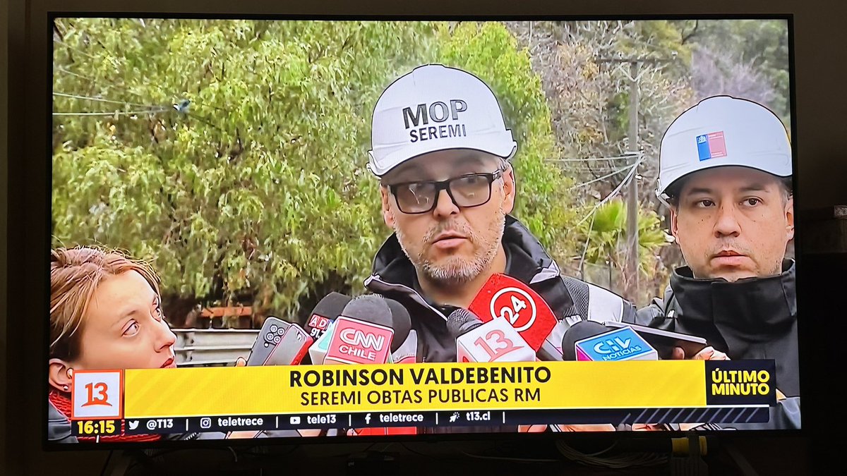 JCMCF1's tweet photo. Excelente cobertura y entrega de información por parte de @T13 pero la música que tienen hace insostenible seguirlos, ese golpeteo constante es molesto 😤 https://t.co/39WCnSZNPM