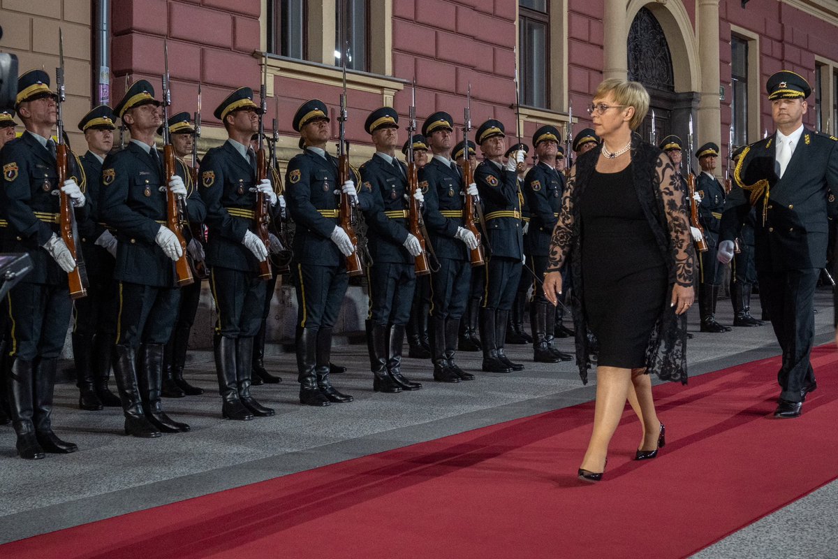 Ne smemo pozabiti: govoriti slovensko na območju 🇸🇮 stoletja ni bilo samoumevno. Poskušali so nas razkosati, podjarmiti. Vsemu temu smo se uprli in zmagali. Vse to je zgodovina – naša zgodovina, prek katere osmišljamo sedanjost in zremo v svojo skupno prihodnost. #dandržavnosti