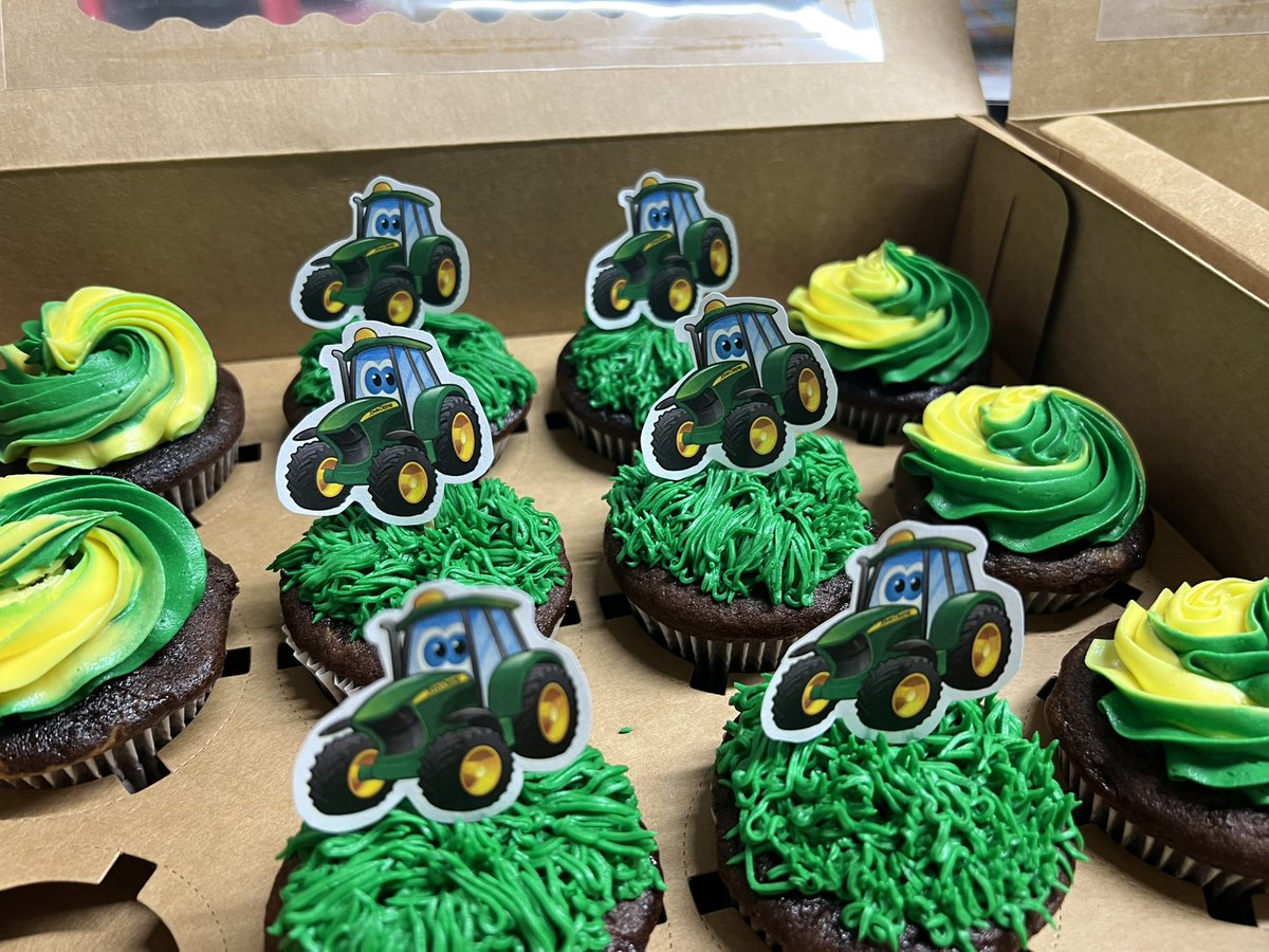 Tweeterbum87's tweet photo. The cupcakes and equipment demos… not to mention the big farm tractors! https://t.co/4g70fUia0M