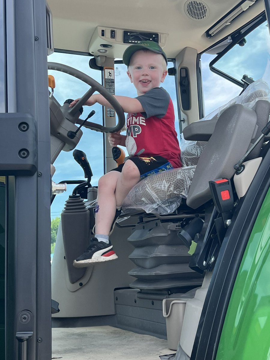 Tweeterbum87's tweet photo. The cupcakes and equipment demos… not to mention the big farm tractors! https://t.co/4g70fUia0M