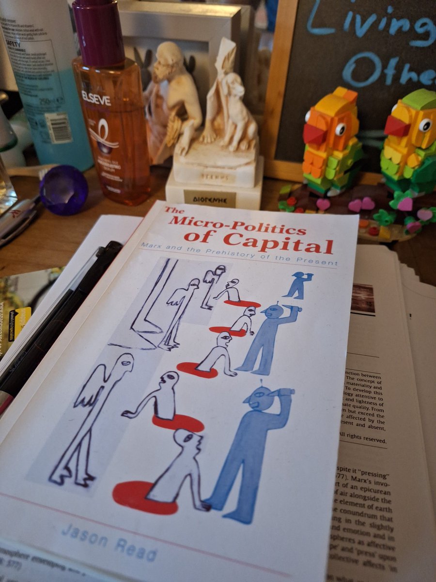 Bristol donusu trende basladim. Cok cok buyuk kitap okumak lazim kesinlikle. Marksist dusunce ve post-yapisalci dusunceyi birbirine ic ice gecmis sekilde okumanin gunumuz kapitalizmini anlamak icin ne kadar onemli oldugunu tane tane anlatiyor. Materyal uretim bicimini anlamak