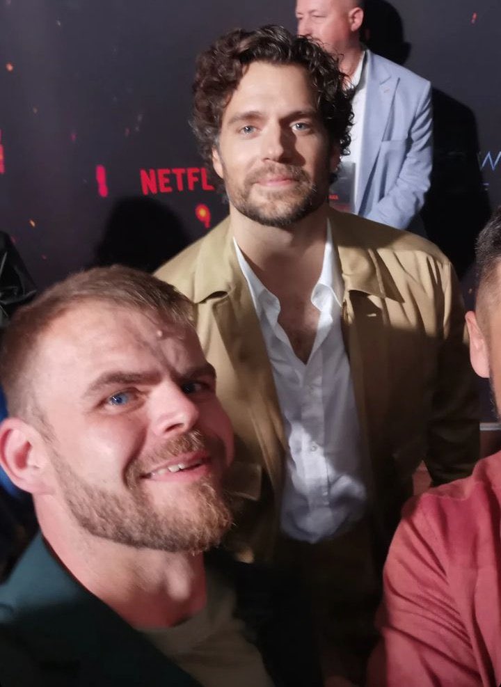 LifeCavill's tweet photo. Mais imagens do Henry atendendo aos fãs hoje na Polônia #TheWitcher⚔️ https://t.co/k79Kn1L1bM