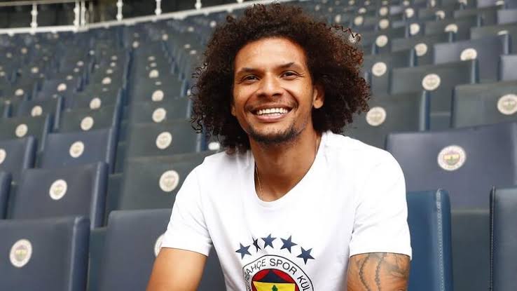 Willian Arao gereksiz eleştiriliyor. Bu sezon merkezde iki orta saha ile oynamamıza rağmen gayet iyi performans gösterdi bence. 3'lü bir orta saha ile daha iyi olacağını düşünüyorum.