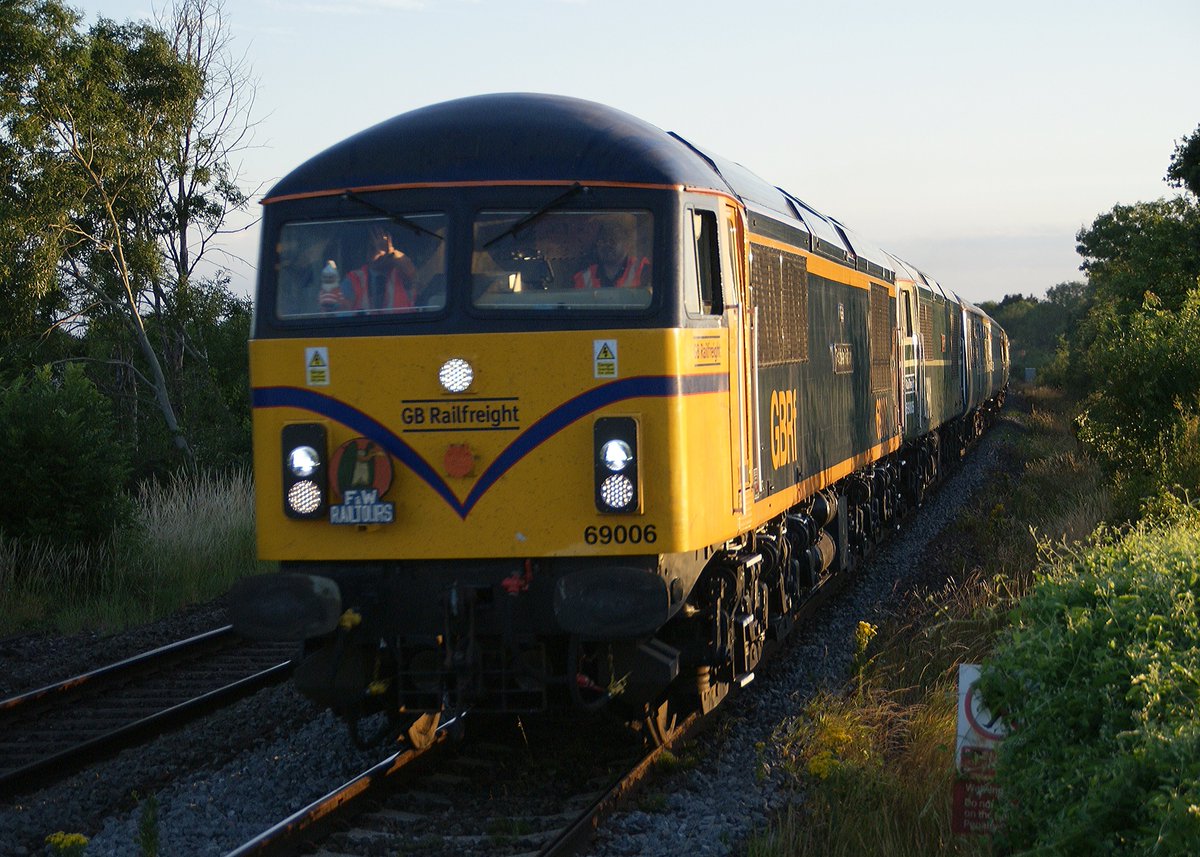 backwellrail's tweet photo. Same Loco, 10 years apart. Todays Mazey Day rail tour and Oct 2013 at the Nene Valley Railway. @GBRailfreight @PathfinderTours https://t.co/5gkb1yrGGl