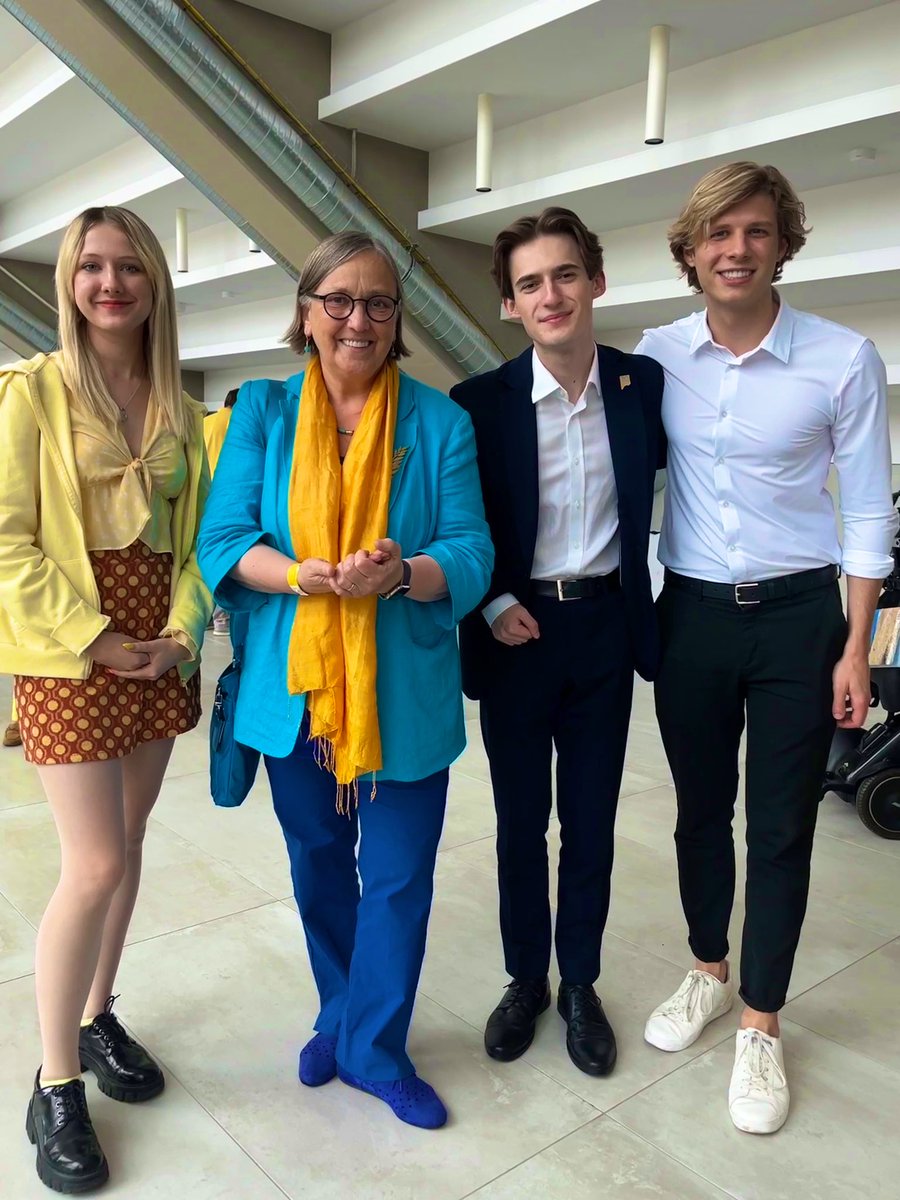 _dariadobosz's tweet image. Za nami pierwsza konwencja #TrzeciaDroga 💛💚

Wszyscy zasługujemy na alternatywę dla dwóch pozostałych dróg, które od lat toczą między sobą wojnę 

Jako młode pokolenie będziemy walczyć o to, aby móc żyć w demokratycznym i rozwijającym się kraju na miarę XXI wieku 💪