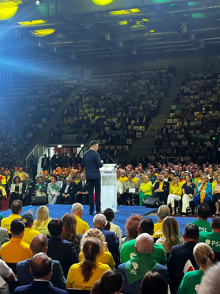 _dariadobosz's tweet image. Za nami pierwsza konwencja #TrzeciaDroga 💛💚

Wszyscy zasługujemy na alternatywę dla dwóch pozostałych dróg, które od lat toczą między sobą wojnę 

Jako młode pokolenie będziemy walczyć o to, aby móc żyć w demokratycznym i rozwijającym się kraju na miarę XXI wieku 💪