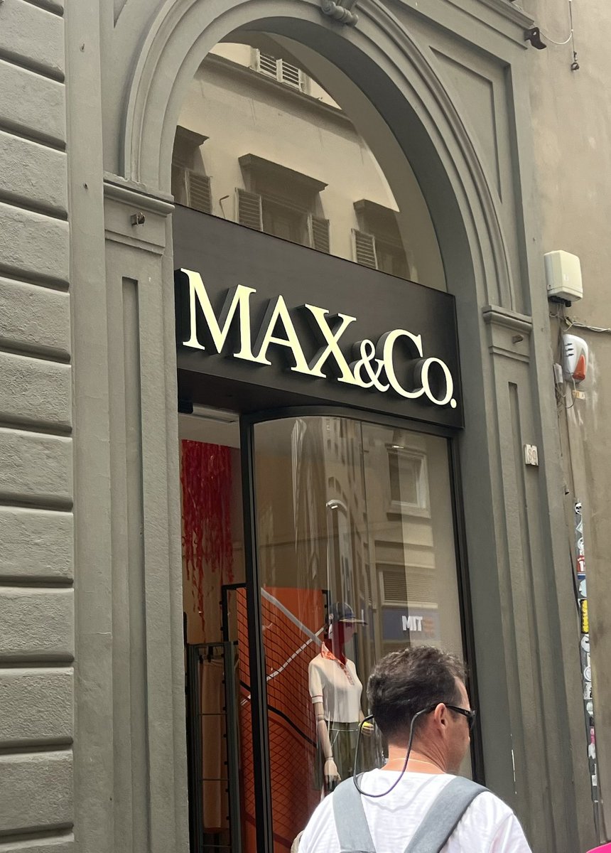 Walking through Florence and saw this accurate representation of the 2023 F1 grid …
#F1 #F1Banter #MaxVerstappen