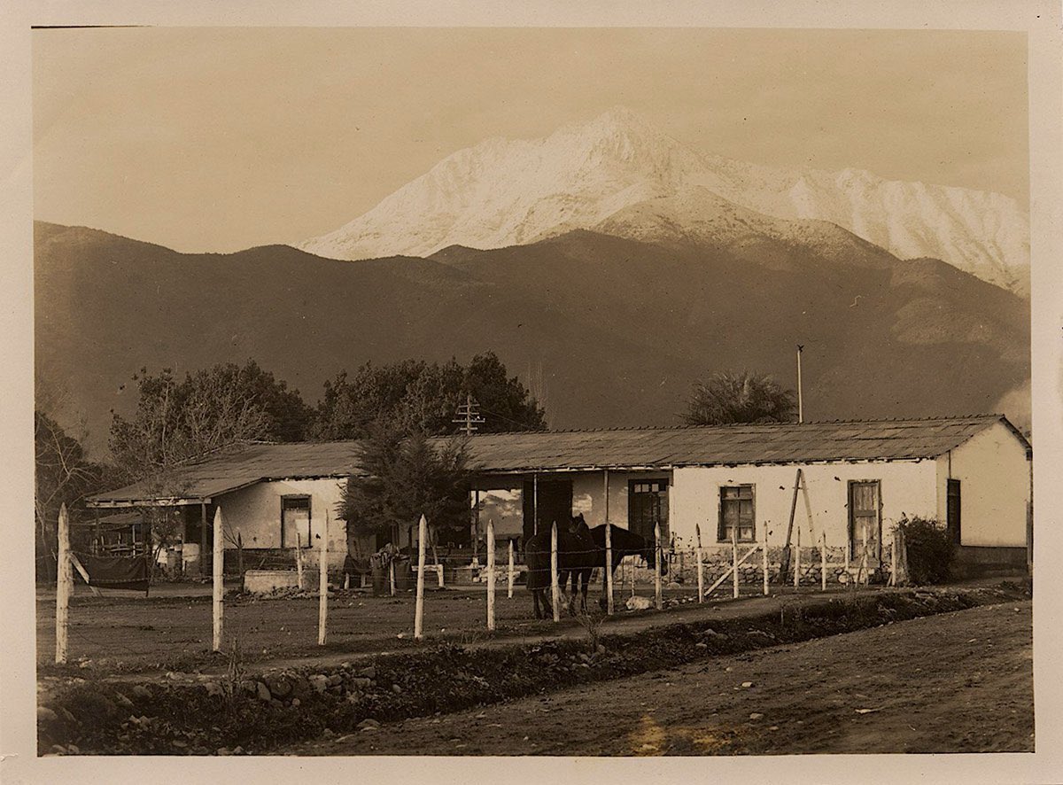 Un invierno en Olmué, con La Campana totalmente nevada, c1930.