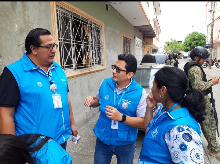Salud_Guayas's tweet photo. Director #Distrito09D01 @NSierraArteaga, realiza supervisión a puntos masivos y brigadas en territorio, durante Campaña Nacional #Vacunación2023, en el sur de la ciudad de Guayaquil, constatando el cumplimiento y calidad de los servicios. https://t.co/qRxgZR7BHZ