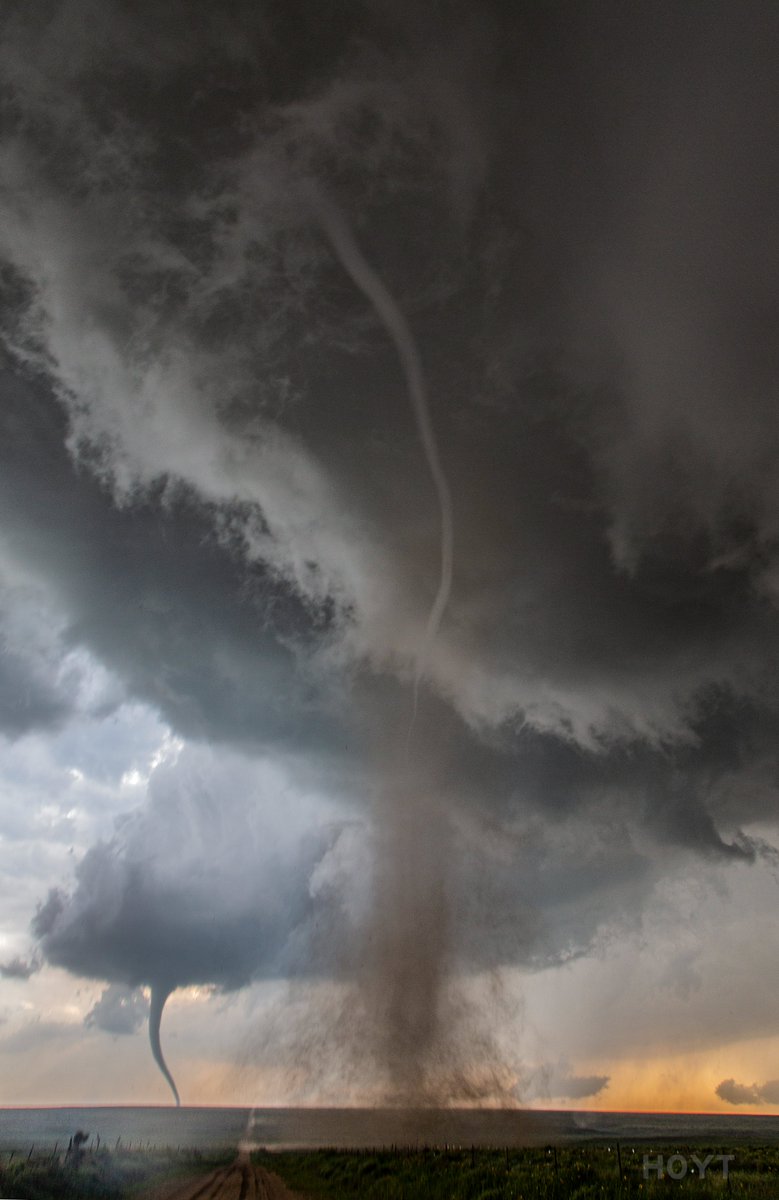 InsaneInflow's tweet photo. Tornadoes south of Holly, CO last night. https://t.co/Eb2iyzHpNS