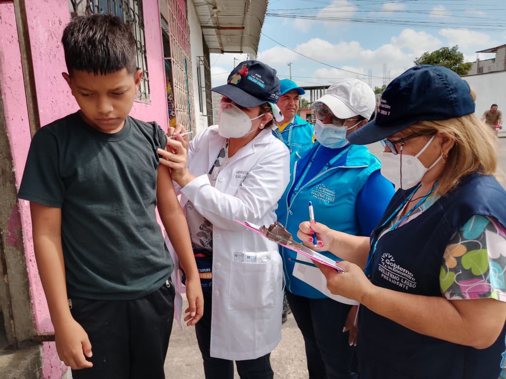 Salud_Guayas's tweet photo. Brigadas del #Distrito09D01 de @Salud_Ec, inmunizan a niños y niñas de 1 a 12 años contra la poliomielitis, rubéola y sarampión, en puntos masivos  y en territorio, en el marco de la Campaña Nacional #Vacunación2023 https://t.co/a0s1cbwqNs