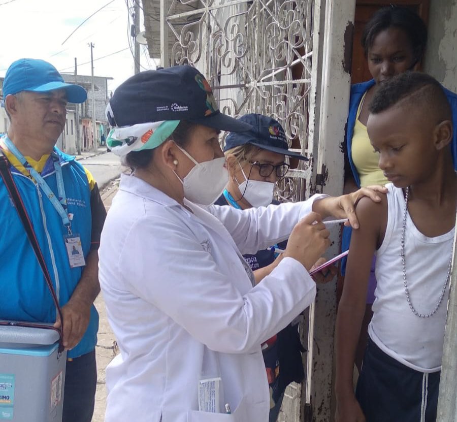 Salud_Guayas's tweet photo. Brigadas del #Distrito09D01 de @Salud_Ec, inmunizan a niños y niñas de 1 a 12 años contra la poliomielitis, rubéola y sarampión, en puntos masivos  y en territorio, en el marco de la Campaña Nacional #Vacunación2023 https://t.co/a0s1cbwqNs