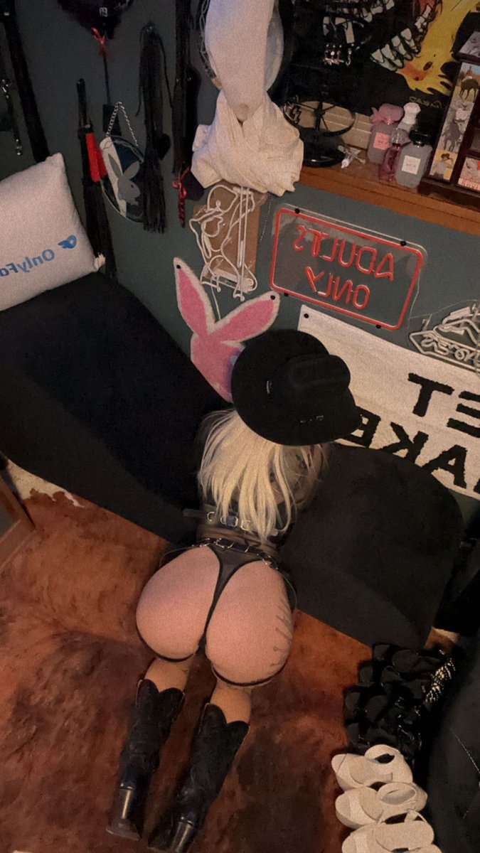 WranglerQueen's tweet photo. RT if you would let me sit on your face😈🍑 https://t.co/lTvISRRI8d