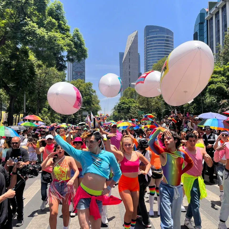 warnermusicmex's tweet photo. Gran ambiente el que se vive en estos momentos en @MarchaLGBTCDMX
#NadaQueCurar #LibreDeSer #OrgulloWarner #PrideAtWMG #WarnerPride 🏳️🌈🏳️⚧️ https://t.co/NgV5NlzHap
