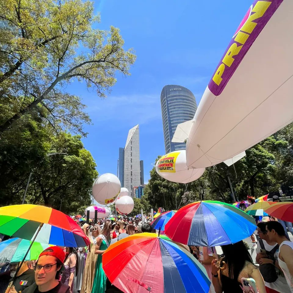 warnermusicmex's tweet photo. Gran ambiente el que se vive en estos momentos en @MarchaLGBTCDMX
#NadaQueCurar #LibreDeSer #OrgulloWarner #PrideAtWMG #WarnerPride 🏳️🌈🏳️⚧️ https://t.co/NgV5NlzHap