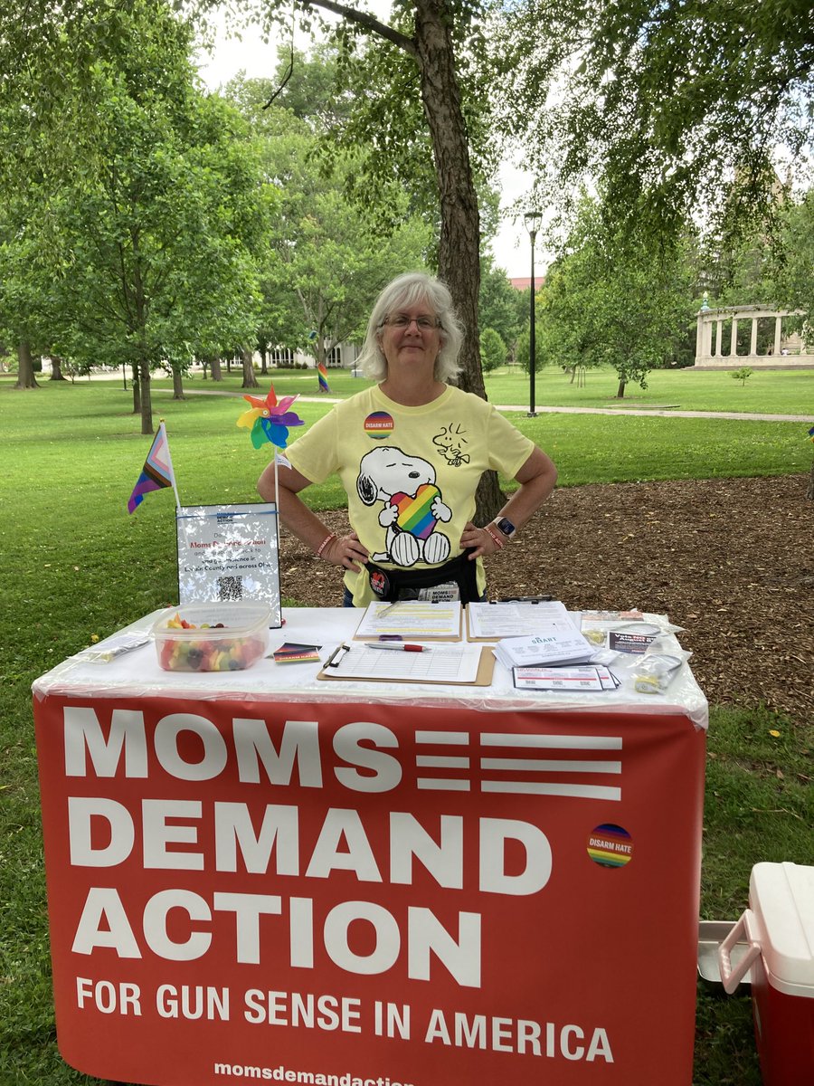 Happy #Pride from ⁦⁦⁦@MomsDemand⁩ in Lorain County, OH. Let’s keep everyone safe from gun violence. #MomsAreEverywhere!