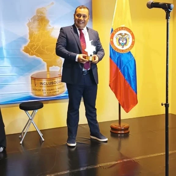 Muchas gracias, el premio no es para mi, sino para el programa "Solucionado Juntos". Esto se dio gracias al apoyo de las comunidades que colocaron su mayor esfuerzo para realizar las  mingas comunitarias y a todos los servidores públicos que hicieron la tarea.
#AlmaCorazónyVida