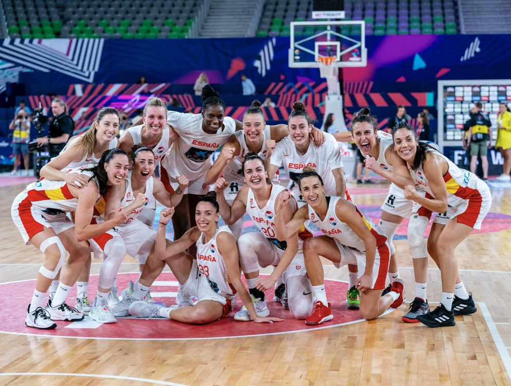 anaislopez23's tweet photo. 🇪🇸 El baloncesto femenino español hoy:

🏆 La #SelFEM a la 𝐅𝐈𝐍𝐀𝐋 del #EuroBasketWomen
🥇 La #SelFEM3x3 𝐂𝐀𝐌𝐏𝐄𝐎𝐍𝐀 del #3x3WSOrleans
🥉 La #SelFEM3x3 𝐁𝐑𝐎𝐍𝐂𝐄 en los #EuropeanGames2023 

❤️ No te pido que me lo superes, tan solo IGUÁLAMELO. https://t.co/Idm4Ani4Mc