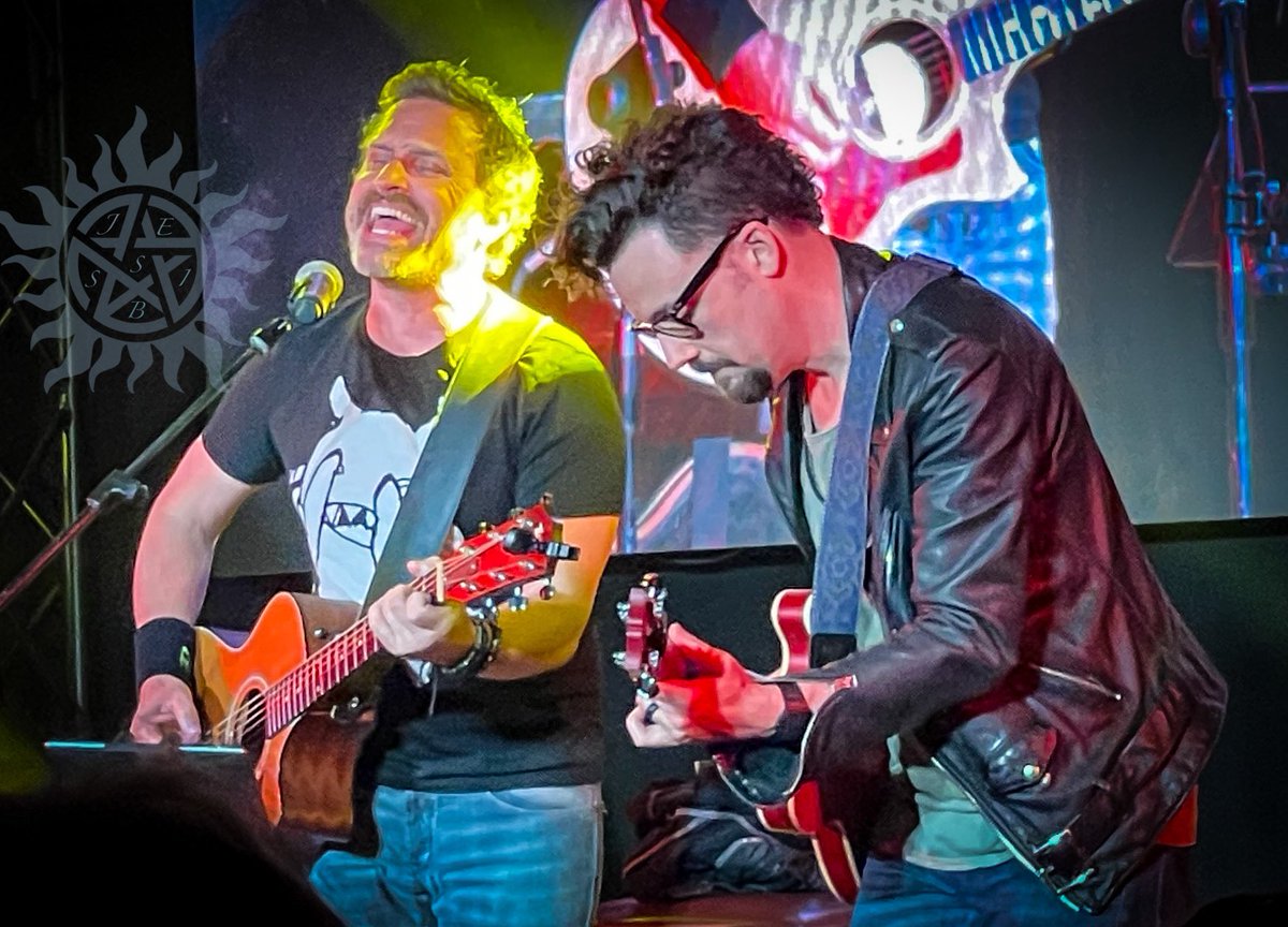 Suou88's tweet photo. And once again @RobBenedict was rocking the stage on Saturday! So despite #NoRob on Monday his spirit was definitely there. 🥰 And he’s played my song request. Again! 🥹🫠🫶 Love you Rob!
#BillyMoran #RobBenedict #Jib13 https://t.co/QJLWvmGAwA
