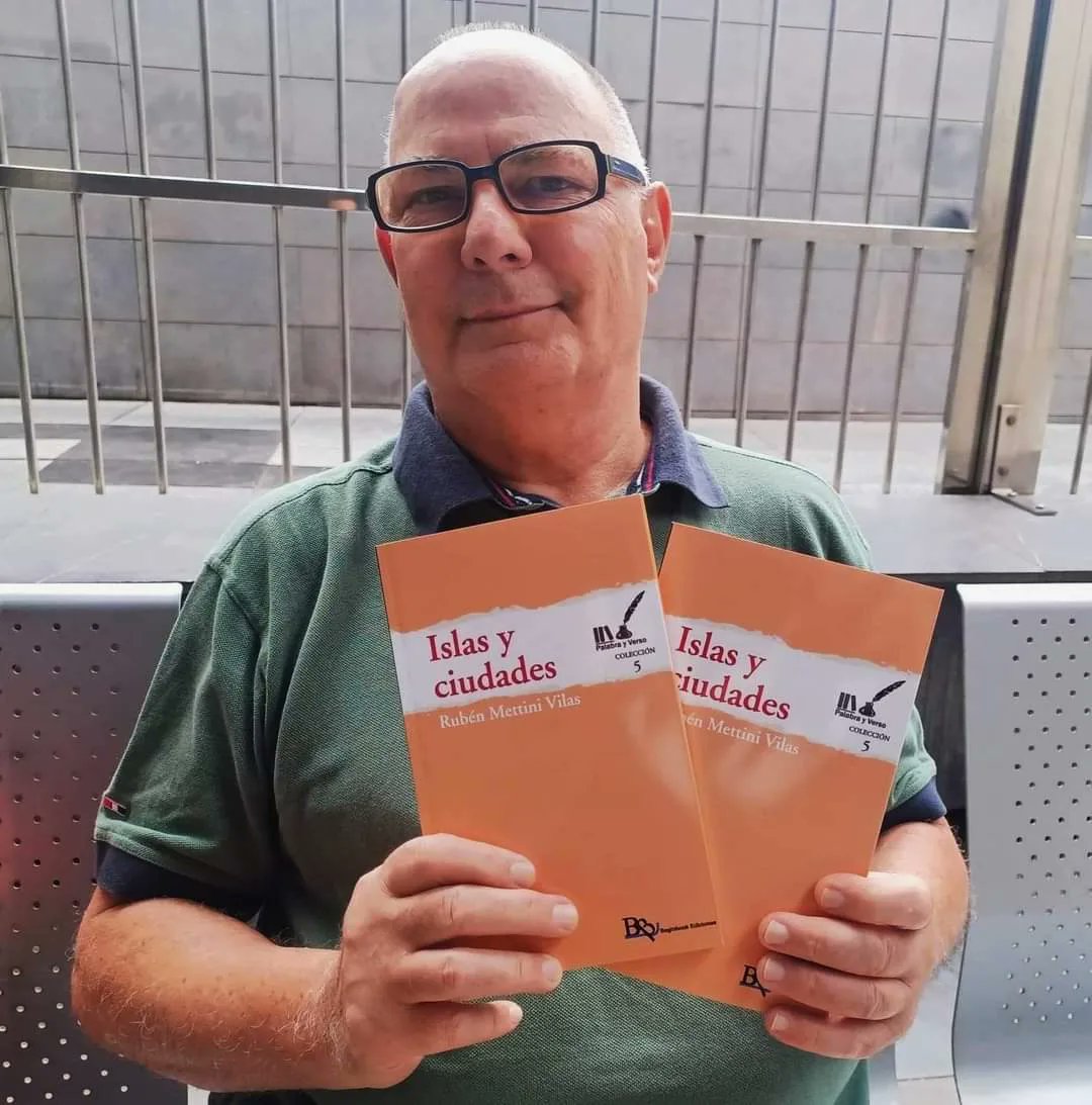 ActeCanarias's tweet photo. Ruben Mettinni:
<<He recibido ayer los ejemplares de mi primer poemario en papel "Islas y Ciudades". Agradezco a Josefa Molina, a Palabra y Verso Escritores y a Beginbook Ediciones el haber hecho posible esta publicación>>
#rubenmettini
#beginbookediciones
#actecanarias https://t.co/JJ9PYZcpl9