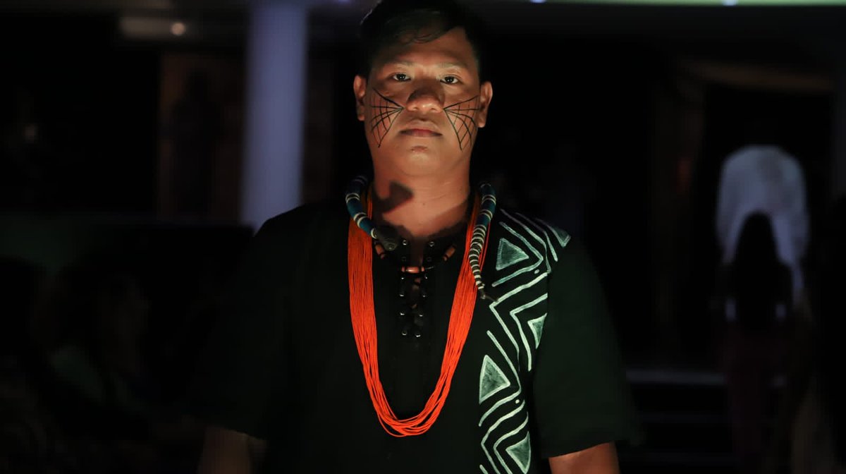 stelioMunduruku's tweet photo. Descolonizar a moda é preciso...✊🏼
#modaindigena
#munduruku
#amazonia
#Brasil
Estilista Yrá Tikuna
Crédito: Paulo Desana. https://t.co/FeiGf7QNiR