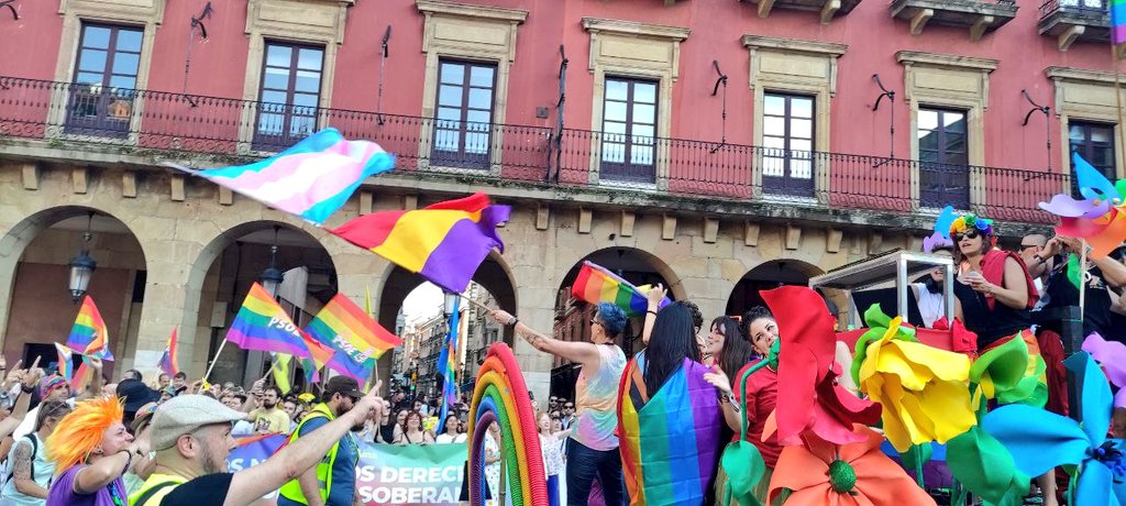 laurasturies's tweet photo. Hoy en #Xixón estuvimos con @TomeCova, diputada de @PODEMOS, en la multitudinaria manifestación del #Orgullo. Ni el retroceso ni odio tendrán cabida, ni ahora ni nunca en esta ciudad ni en #Asturies. Ni un paso atrás en los derechos conquistados en libertad e #igualdad #Arguyu https://t.co/W7bcl6Cp9g